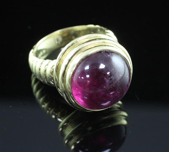 A modern Theo Fennell 18ct gold and cabochon rubellite dress ring, size Q.